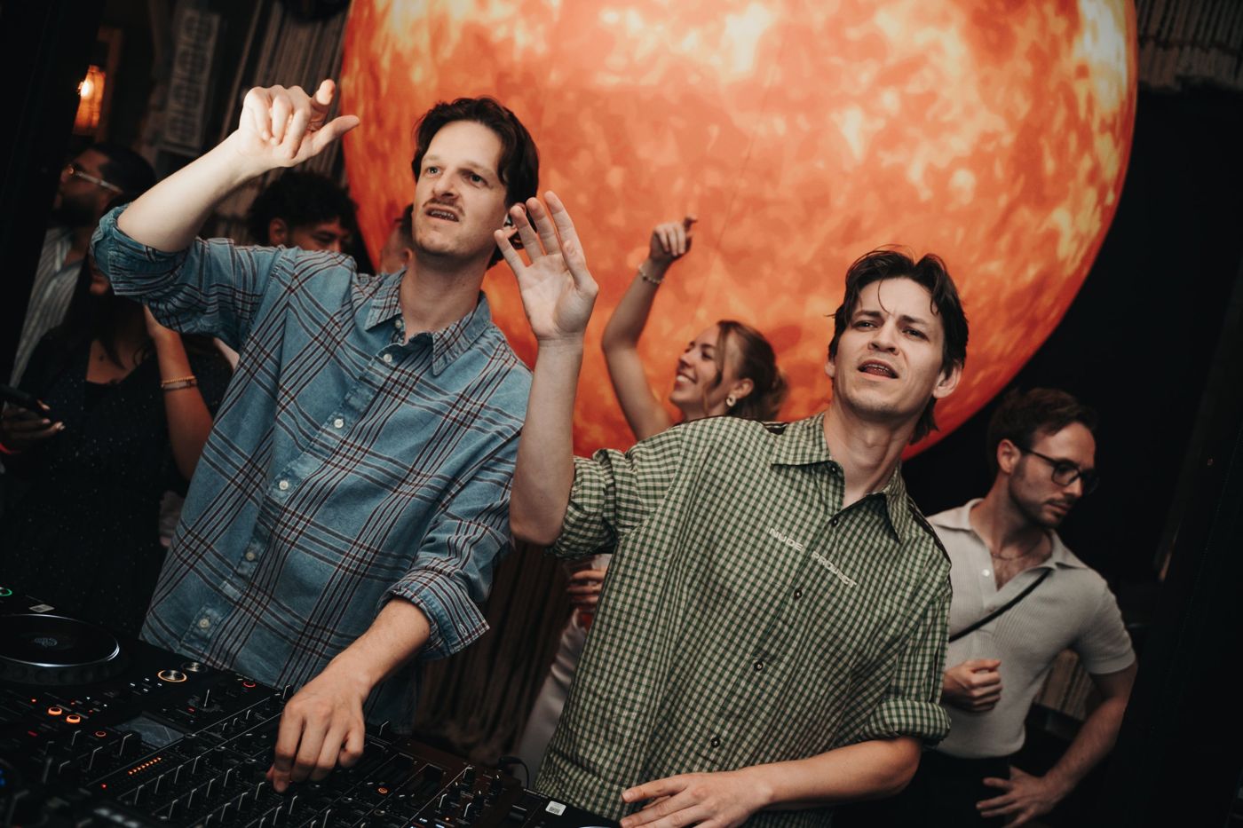 DJs vor der leuchtenden Sol-Sonne